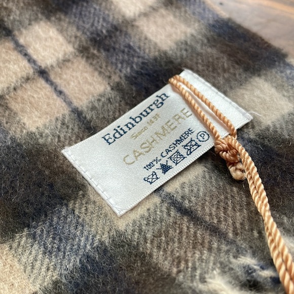 NWT Edinburg Cashmere 100% Cashmere Tartan Unisex Scarf in Winter Check - Picture 6 of 15